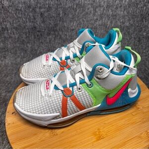 NIKE LEBRON WITNESS 7 VII GREY FOG-HYPER PINK‎ SZ 7 [DM1123-003]